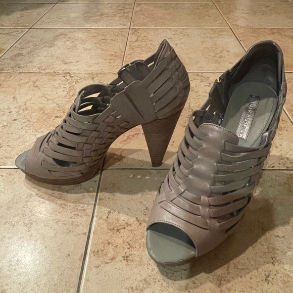 Banana Republic open toe heels - Picture 2 of 8